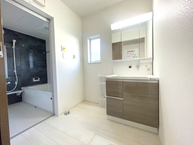 佐伯区坪井1丁目　№35715の独立洗面台|大きな3面鏡付き
裏には収納もあり便利です。