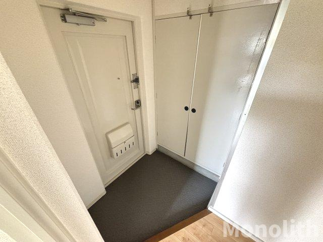 光明台20号棟の玄関