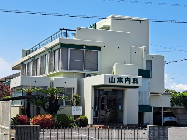 【前面道路含む現地写真】 | 建て替えの際セットバックが必要です。