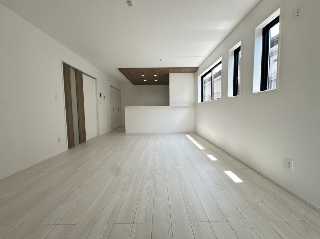 小田原市南鴨宮3期　新築一戸建ての居間・リビング