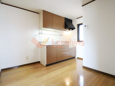 【居間・リビング】 | アザレアハイツハンダ第1 | こちらのリビングで趣味の時間をお楽しみください