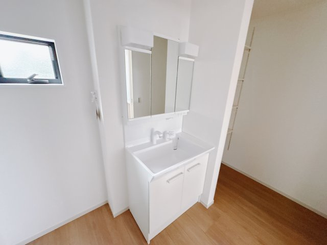 【LGARE】下都賀郡壬生町 41期 全2区画の独立洗面台|○洗面化粧台〇
三面鏡のウラやシンク下の収納、たっぷり！お手入れ楽々シャワー付き洗面化粧台。くもり止め付きのため、お風呂上りでも見やすい鏡です！
※2025年9月撮影