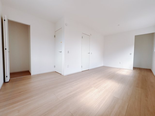 【LGARE】下都賀郡壬生町 41期 全2区画の洋室|○2F洋室5.6帖+5.5帖○
2ドア1ルームの洋室です。子供部屋として広いワンルームで。お子様の成長やライフスタイルの変化に合わせて、間仕切り壁を設置して2部屋に。
※2025年9月撮影