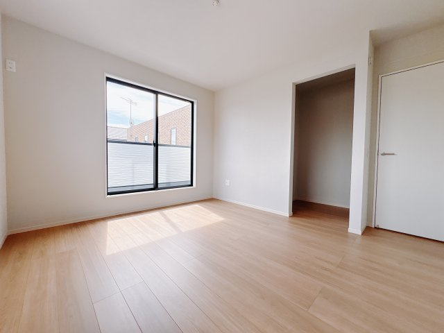 【LGARE】下都賀郡壬生町 41期 全2区画の洋室|○2F洋室8.3帖○
バルコニーに面した洋室は日当たり良好♪ウォークインクローゼット完備の居室です。お部屋がすっきり片付き、朝の身支度もスムーズに行えます。
※2025年9月撮影