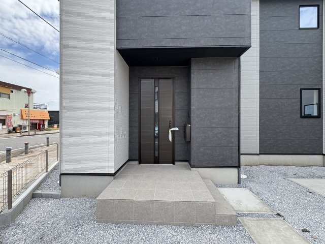 【LGARE】下都賀郡壬生町 41期 全2区画の玄関|○玄関○
雨の日でも安心な屋根付き、人感センサー照明付き玄関ポーチ。TVモニター付きインターホンも標準装備です。
