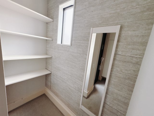 【LGARE】下都賀郡壬生町 41期 全2区画の収納|〇シューズインクローク〇
稼働棚の付いたシューズインクローク。土間仕様なので雨の日の出入りも気になりません。明り取りサッシも付いているので換気も〇です♪お出かけ前のチェックに欠かせない姿見付き♪
