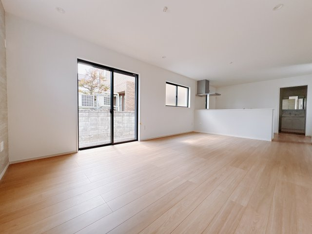 【LGARE】下都賀郡壬生町 41期 全2区画の居間・リビング|〇LDK19帖○
広々としたリビングは南側に設けた掃き出し窓からたくさんの陽光を取り入れてくれます。広さがありますので家具の配置に悩まなくて済むのも良いですね。
※2025年9月撮影