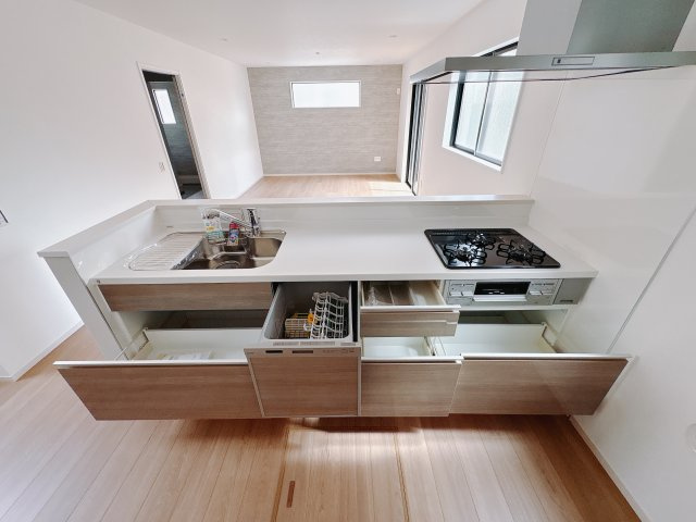 【LGARE】下都賀郡壬生町 41期 全2区画のキッチン|〇キッチン〇
大きな鍋やフライパンを収納できるスライド収納が完備♪カウンターが広いので作業がしやすく、シンクやコンロなどのお手入れがしやすい仕様です。時短が叶う食洗器付き♪
※2025年9月撮影