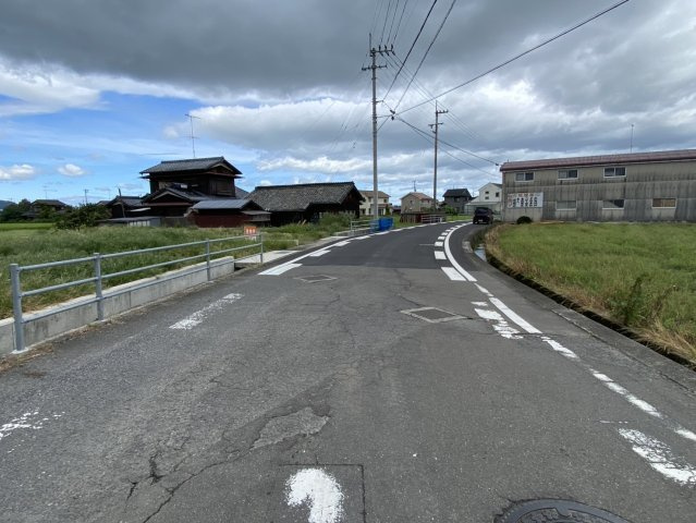 西条市丹原町今井の売地の前面道路含む現地写真