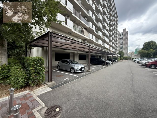 ベル・パークシティK棟の駐車場