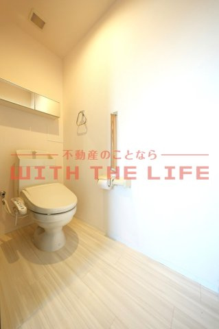 シャン・ドゥ・ポワロのトイレ|落ち着いた色調のトイレです