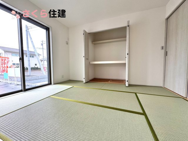 いろどりアイタウン小山市粟宮22-P1　12号棟の和室|リビング横の和室は、思い切りお子様が遊べるキッズスペースにぴったり！押入はおもちゃをすっきり収納♪