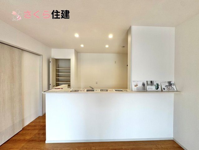 いろどりアイタウン小山市粟宮22-P1　12号棟のキッチン|家族の会話が弾み、お料理の間も子どもに目配りが出来る対面式カウンターキッチン♪
