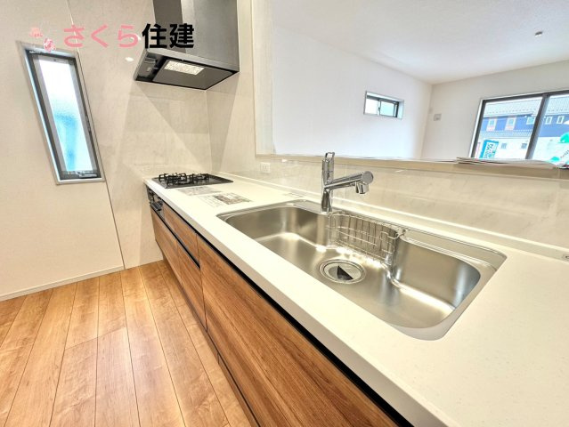 いろどりアイタウン小山市粟宮22-P1　12号棟のキッチン|お子様と並んで料理をしても余裕のゆとりのキッチン。お子様と一緒に料理も叶いますよ♪