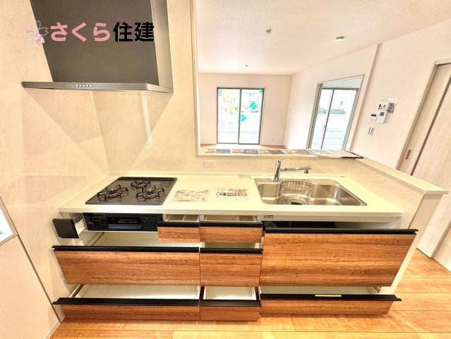 いろどりアイタウン小山市粟宮22-P1　12号棟のキッチン|キッチン下収納は奥まで引き出せるので、大きく屈まなくても楽に必要なものがパッと取り出せます！