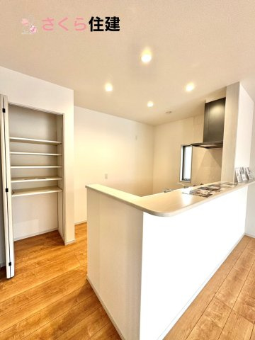 いろどりアイタウン小山市粟宮22-P1　12号棟のキッチン|大型パントリー完備！子供が「おなか減った」にも対応。沢山買いだめしてもキッチン横パントリーに保管！