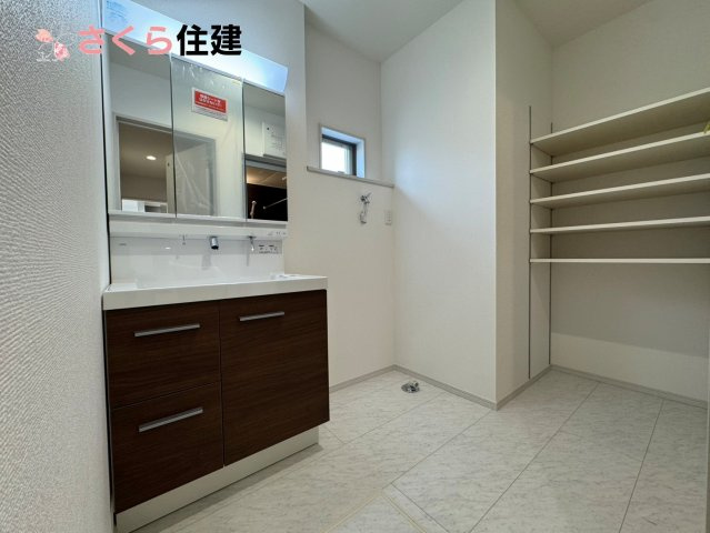 いろどりアイタウン小山市粟宮22-P1　12号棟の洗面所|ゆとりある広さの洗面所。両サイド収納の洗面台で、二人ならんで同時の身支度もスムーズです。