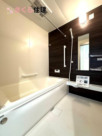 いろどりアイタウン小山市粟宮22-P1　12号棟の浴室|梅雨の時期は大活躍の浴室乾燥機！家族の数だけ増える洗濯物もしっかり乾かせます
