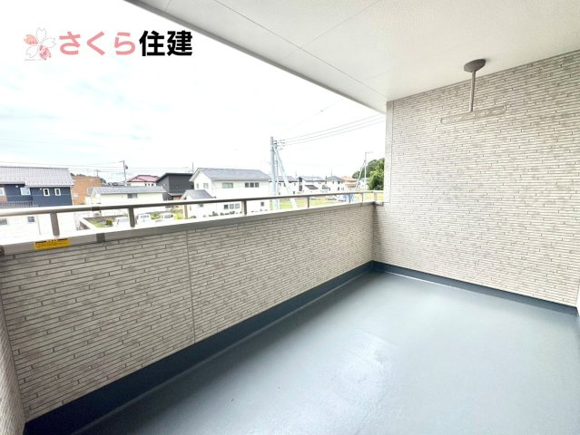 いろどりアイタウン小山市粟宮22-P1　12号棟のバルコニー|急な雨でも安心なインナーバルコニー♪家族全員分の布団もゆったり並べられるます♪
