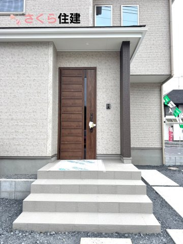 いろどりアイタウン小山市粟宮22-P1　12号棟の玄関|玄関扉はスマートキー対応で、両手に荷物があっても楽に簡単開け閉め！もちろんモニター付きインターホン！