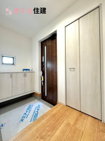 いろどりアイタウン小山市粟宮22-P1　12号棟の玄関|玄関がいつも片づく大型シューズボックス。お子様の靴のサイズが大きくなっていっても安心の広々スペース！