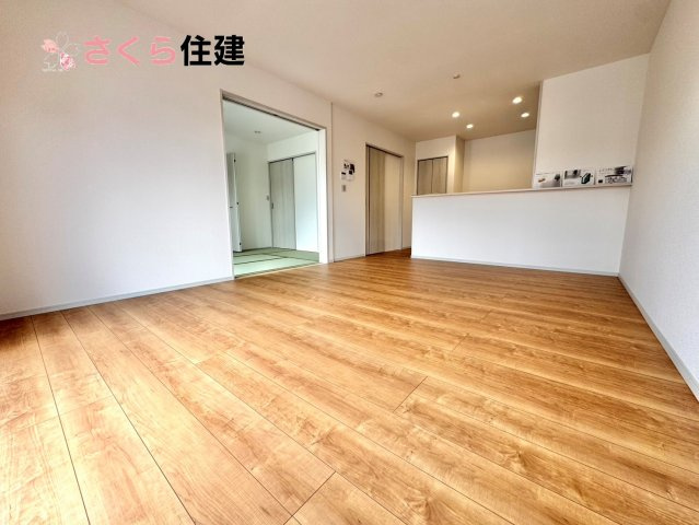 いろどりアイタウン小山市粟宮22-P1　12号棟の居間・リビング|15.6帖LDKはキッチンで家事をしながらでもお子様に一対一で向き合える時間が作れます！！
