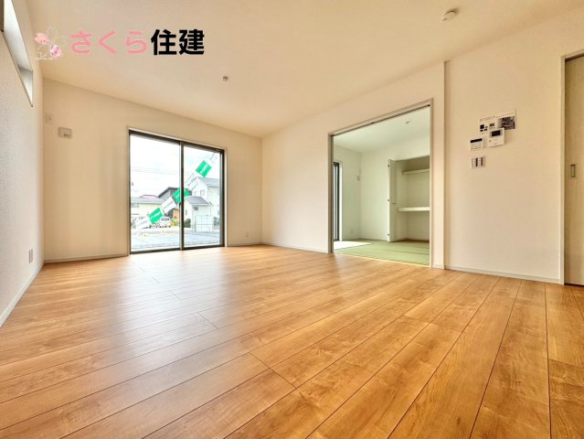いろどりアイタウン小山市粟宮22-P1　12号棟の居間・リビング|広々15.6帖LDLは南向きで日当たり良好。ゆったりとした時間の流れる開放的なくつろぎの空間
