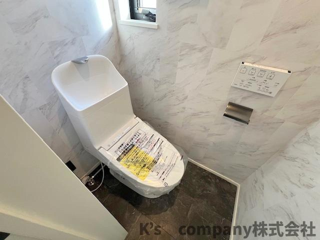 茅ヶ崎市松風台　新築戸建　A号棟のトイレ|換気のしやすい窓付きのトイレ◇