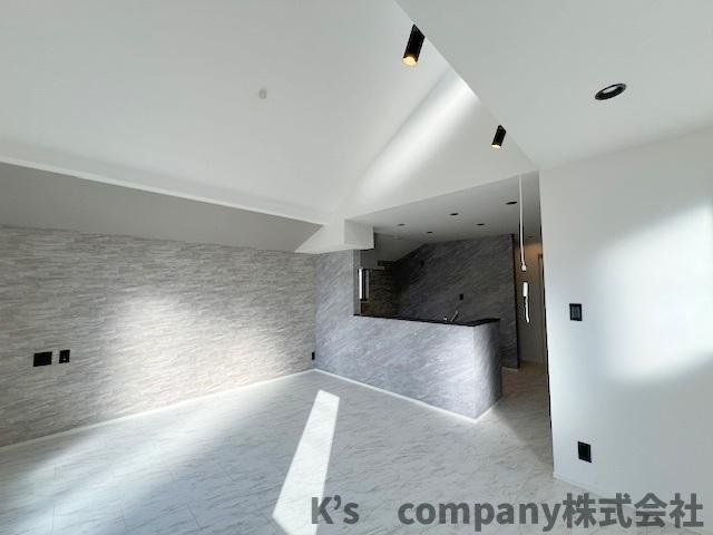 茅ヶ崎市松風台　新築戸建　A号棟の居間・リビング|アクセントクロスが採用されておりおしゃれなリビングスペース◇