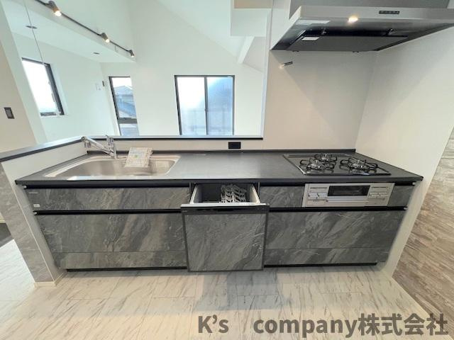 茅ヶ崎市松風台　新築戸建　A号棟のキッチン|シックな色合いのシステムキッチン☆