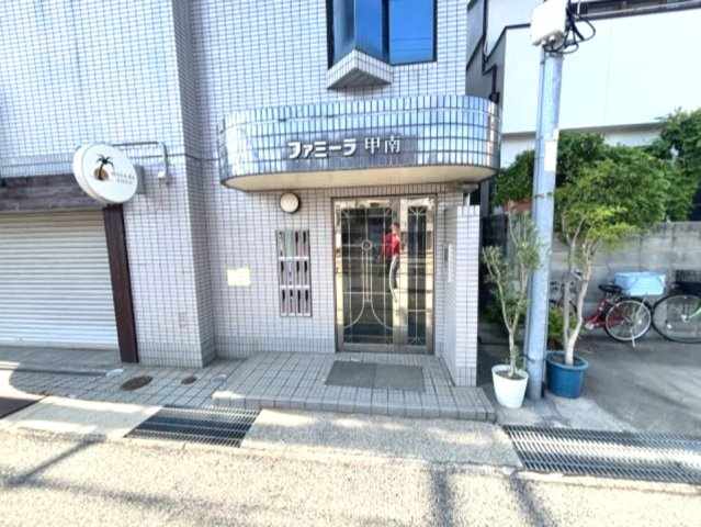ファミーラ甲南のエントランス