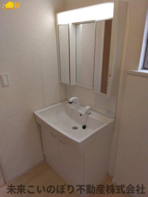 【独立洗面台】 | 加須市久下3丁目中古戸建て | 鏡の裏は収納になっています。
スッキリ収納ができます！