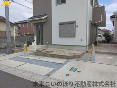 【駐車場】 | 加須市久下3丁目中古戸建て | 駐車スペースはゆとりのある2台分確保されています。
車の運転が不安な方もゆっくり入出庫できるので安心です。