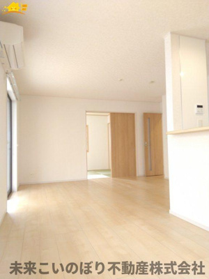 【居間・リビング】 | 加須市久下3丁目中古戸建て | 解放感のある広々LDKで大切な家族との時間が過ごせます。
