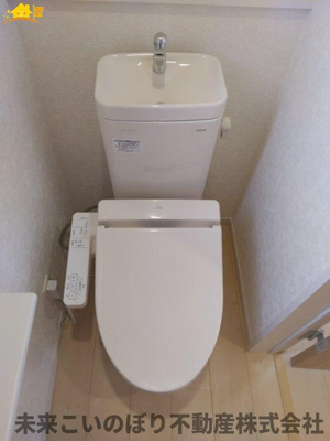 【トイレ】 | 加須市久下3丁目中古戸建て | シンプルな機能を搭載したトイレ。家族みんなが使う場所だからこそ清潔にこだわりたいですね。