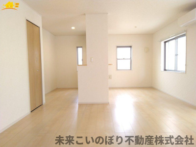 【居間・リビング】 | 加須市久下3丁目中古戸建て | 一日の中で多くの時間を過すことになるリビングダイニングだからこそ、いつも穏やかな空間であることが必然。爽やかな通風と採光を存分に感じる事が出来る空間です。