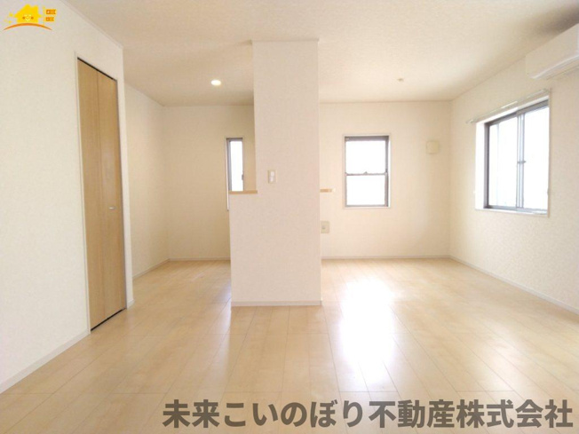 【居間・リビング】 | 加須市久下3丁目中古戸建て | 一日の中で多くの時間を過すことになるリビングダイニングだからこそ、いつも穏やかな空間であることが必然。爽やかな通風と採光を存分に感じる事が出来る空間です。