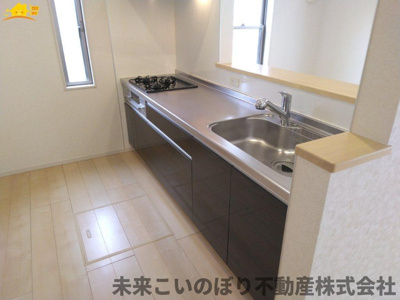 【キッチン】 | 加須市久下3丁目中古戸建て | 対面キッチンならつくりたてのお料理をすぐに食卓へ♪配膳しながら調理ができるので調理スペースを広く使用でき、作業効率も上がります♪