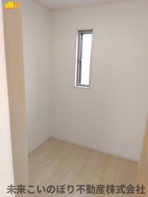 【収納】 | 加須市久下3丁目中古戸建て | たくさん収納可能なウォークインクローゼットがあるので、収納家具を置かずにお部屋がスッキリ！