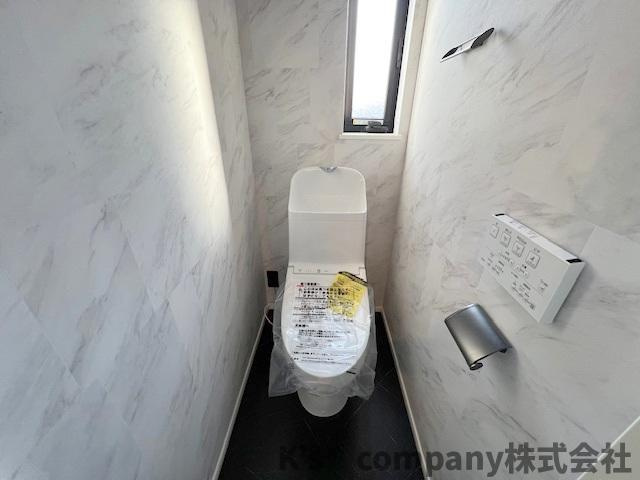 茅ヶ崎市松風台　新築戸建　B号棟のトイレ|お部屋全体の印象との統一感のある落ち着いた印象のトイレ◇