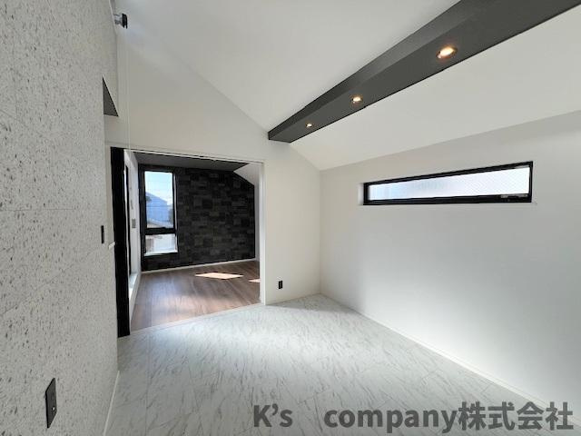 茅ヶ崎市松風台　新築戸建　B号棟の居間・リビング|リビングスペース◇奥側に洋室4.5帖があります◇