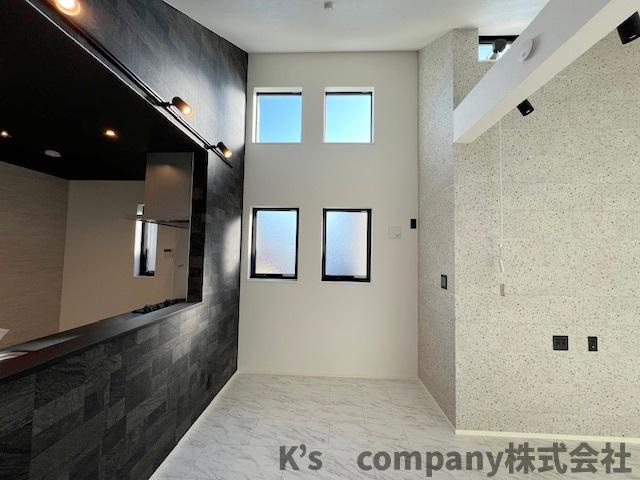 茅ヶ崎市松風台　新築戸建　B号棟のダイニング|ダイニングスペース◇上部は勾配天井で開放感があります◇