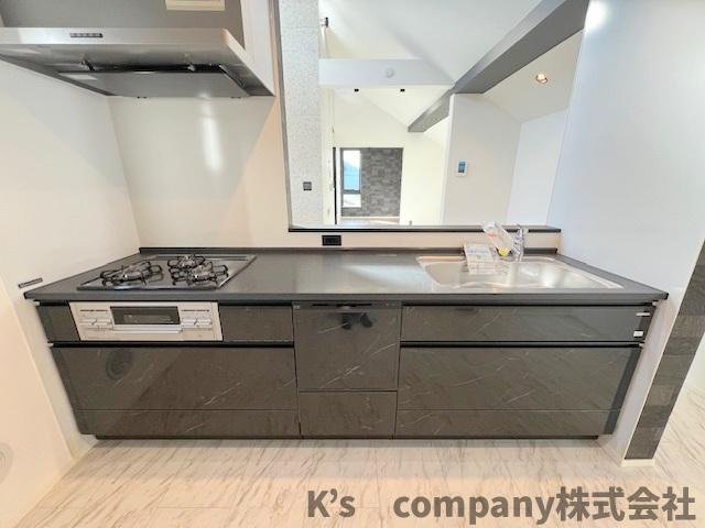 茅ヶ崎市松風台　新築戸建　B号棟のキッチン|シックな色合いのシステムキッチン☆