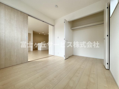 【洋室】 | 静岡市清水区三保 5期 新築一戸建て | リビングの隣にある洋室です