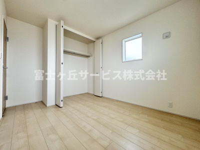 【洋室】 | 静岡市清水区三保 5期 新築一戸建て | 収納もある洋室です