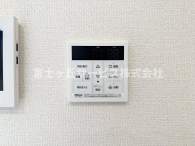 【発電・温水設備】 | 静岡市清水区三保 5期 新築一戸建て | リビングからも操作ができて便利です