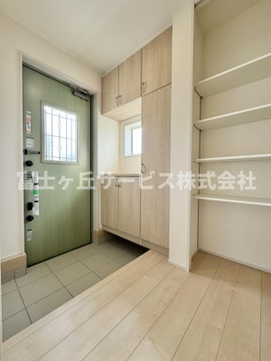 【玄関】 | 静岡市清水区三保 5期 新築一戸建て | 収納もある玄関です