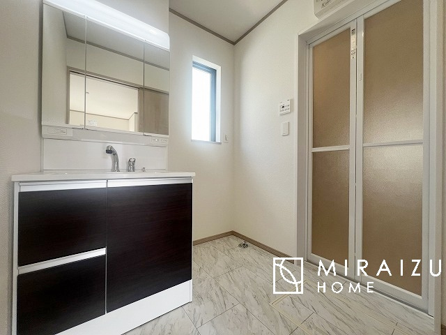 【独立洗面台】 | 高級感漂う洗面台です。鏡の後ろの収納棚もとても充実しております。コスメが大好きな奥様も、女子力高いご主人様もきっとご満足いただける収納力です。三面鏡なので、ヘアセットにも便利です。
