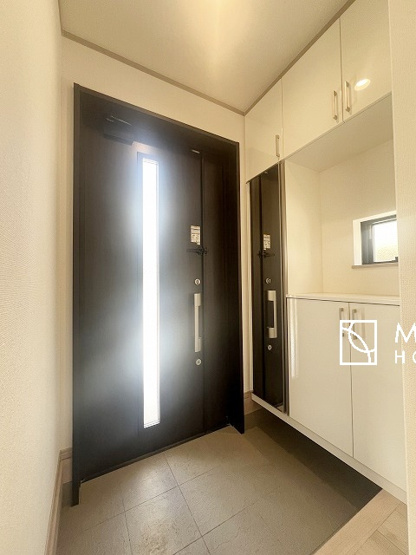 【玄関】 | いってきます♪ただいま♪明るい声が聞こえてきそうな玄関。ナチュラルなカラーがとても清潔感のある造りです♪
