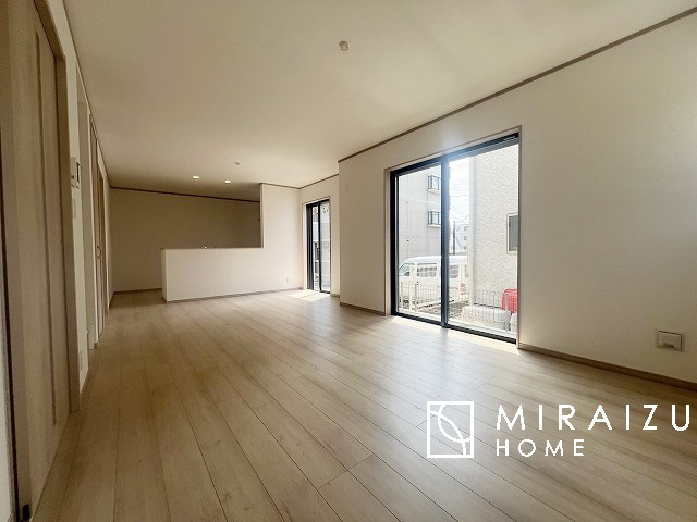 【内装】 | プライベートの空間もみんなで過ごす空間も両社兼ね備えたつくりです。階段には安全性を配慮し、手すりを設置。太陽の光と風が心地良い窓も付いた内装です。
